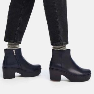 Fitflop Pilar Leather Ankle Boot in Navy